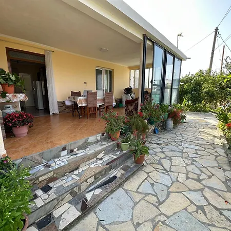 בית הארחה Flower's אוריקום